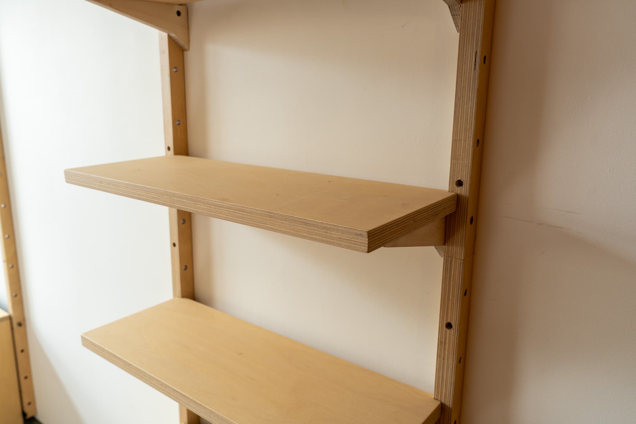 MESTRA birch plywood shelf fitted into a wall-mounted rail